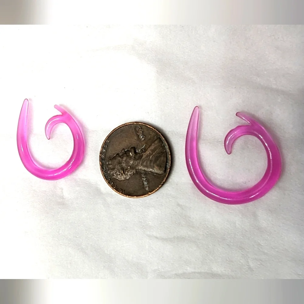 8g 1 pair of very unique Pink plastic 8g gauged spirals